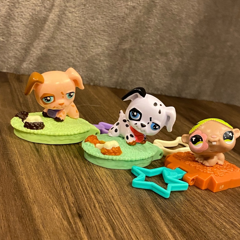 Littlest pet shop Set of three backpack clips.